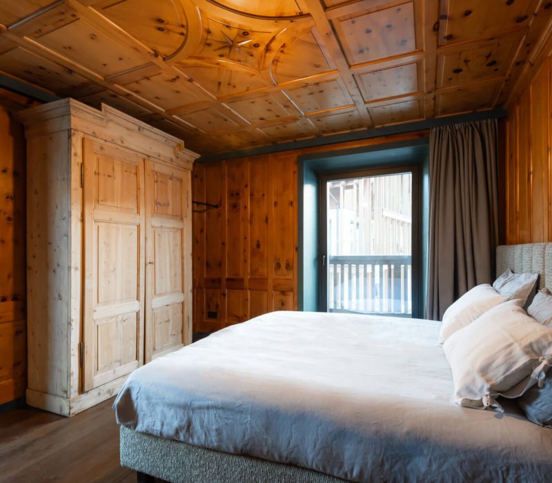 stua originale in legno con letto matrimoniale dell'appartamento trilocale a Livigno Manu Apartments